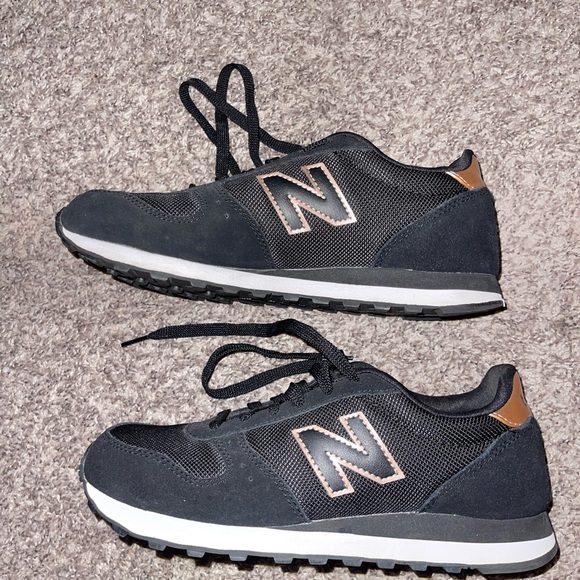 new balance size 8.5 womens, barely worn, black with rose gold - Picture 1 of 5